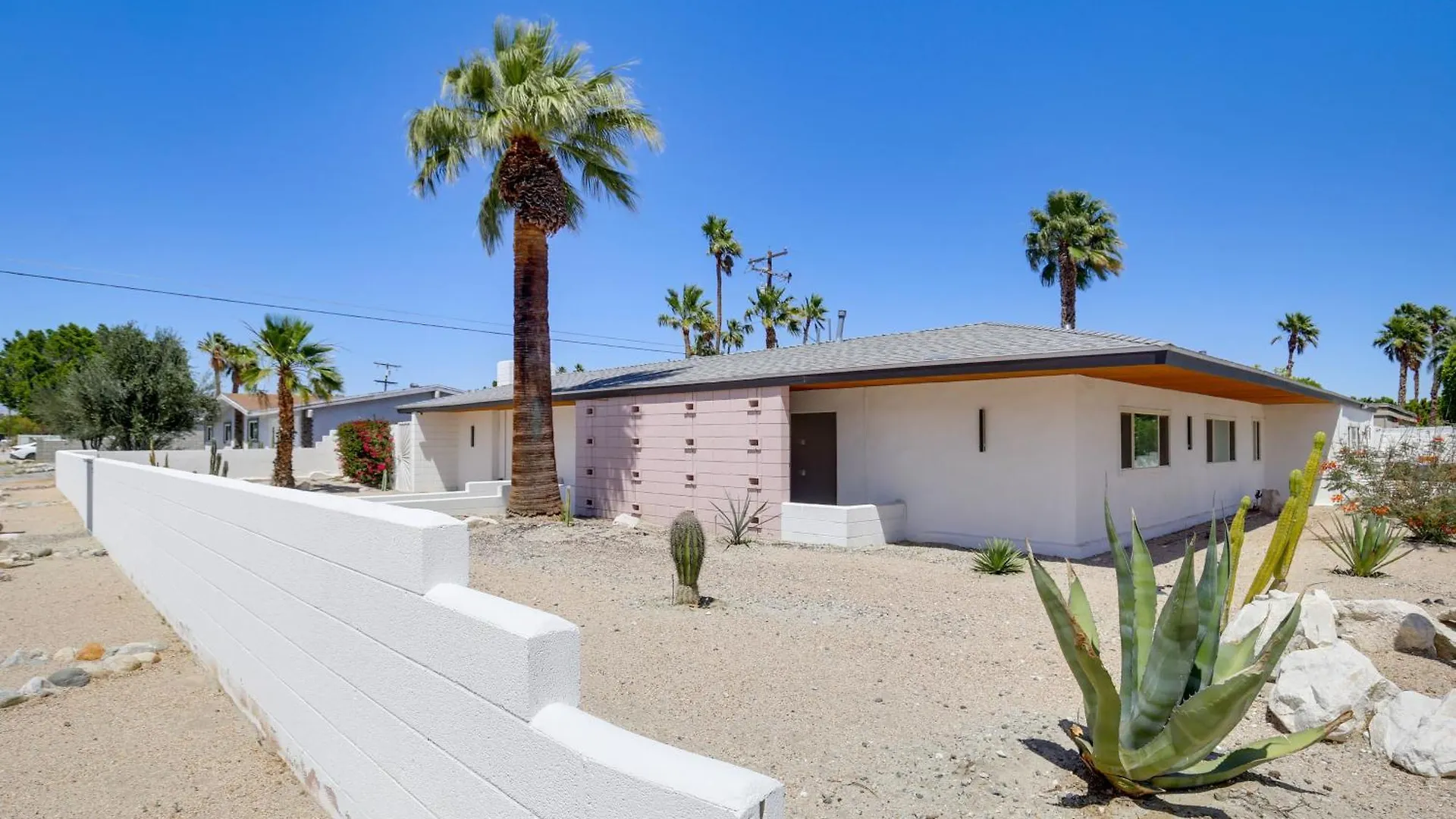 Feriehus 2 Mi To Dtwn Palm Springs Vibrant Home With Hot Tub USA