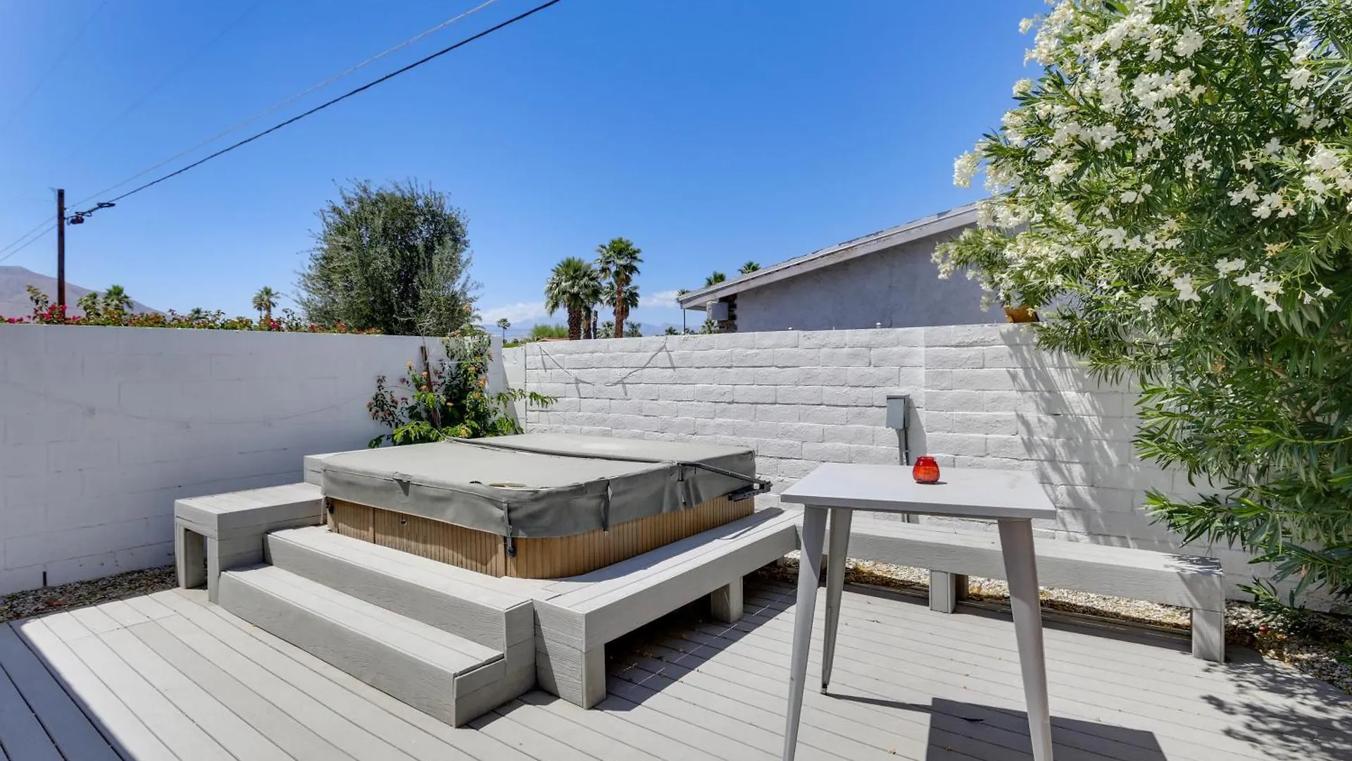 2 Mi To Dtwn Palm Springs Vibrant Home With Hot Tub